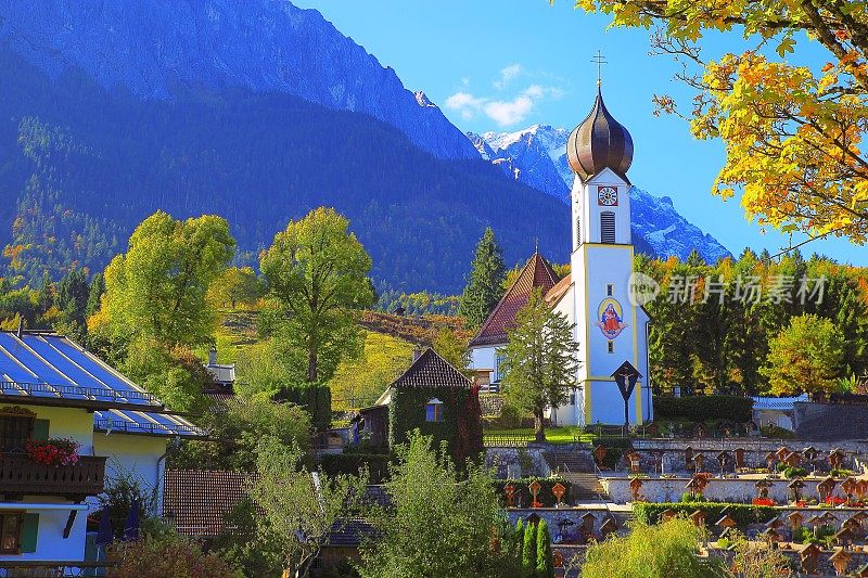 巴洛克式的圣约翰尼斯德尔Täufer教堂在Grainau阿尔卑斯村与Zugspitze, Waxenstein和Alpspitze景观-戏剧性的风景在巴伐利亚阿尔卑斯山，德国，附近的Karwendel山脉-雄伟的高山景观秋天-加尔米施，德国巴伐利亚